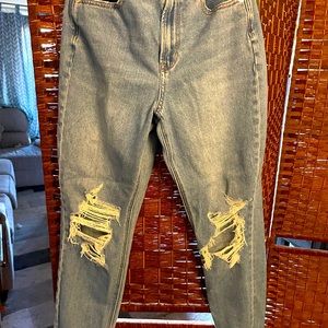 woman's American Eagle size regular 4 distressed jeans.